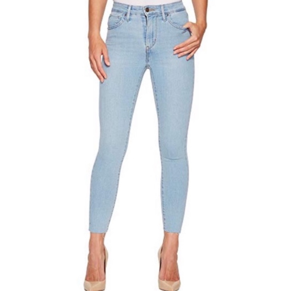 Levi’s Slimming Skinny Light Wash Jeans